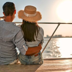 Pareja velero porto cristo puesta sol